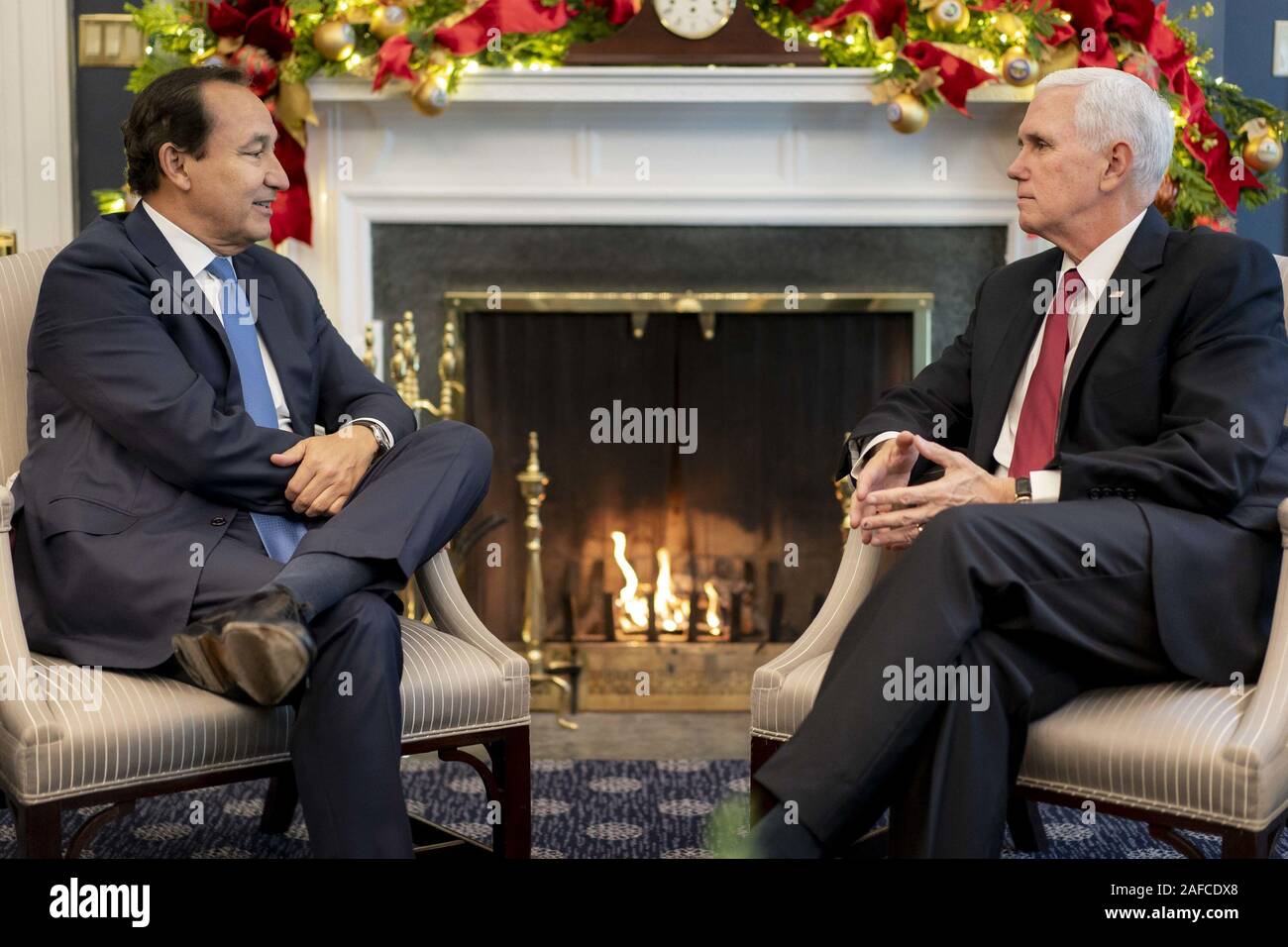 Washington, Stati Uniti d'America. 12 Dic, 2019. Vice Presidente Mike Pence soddisfa con United Airlines CEO Oscar Munoz Giovedi, Dicembre 12, 2019, nella sua ala ovest ufficio della Casa Bianca. Persone: Vice Presidente Mike Pence Credito: tempeste Media Group/Alamy Live News Foto Stock