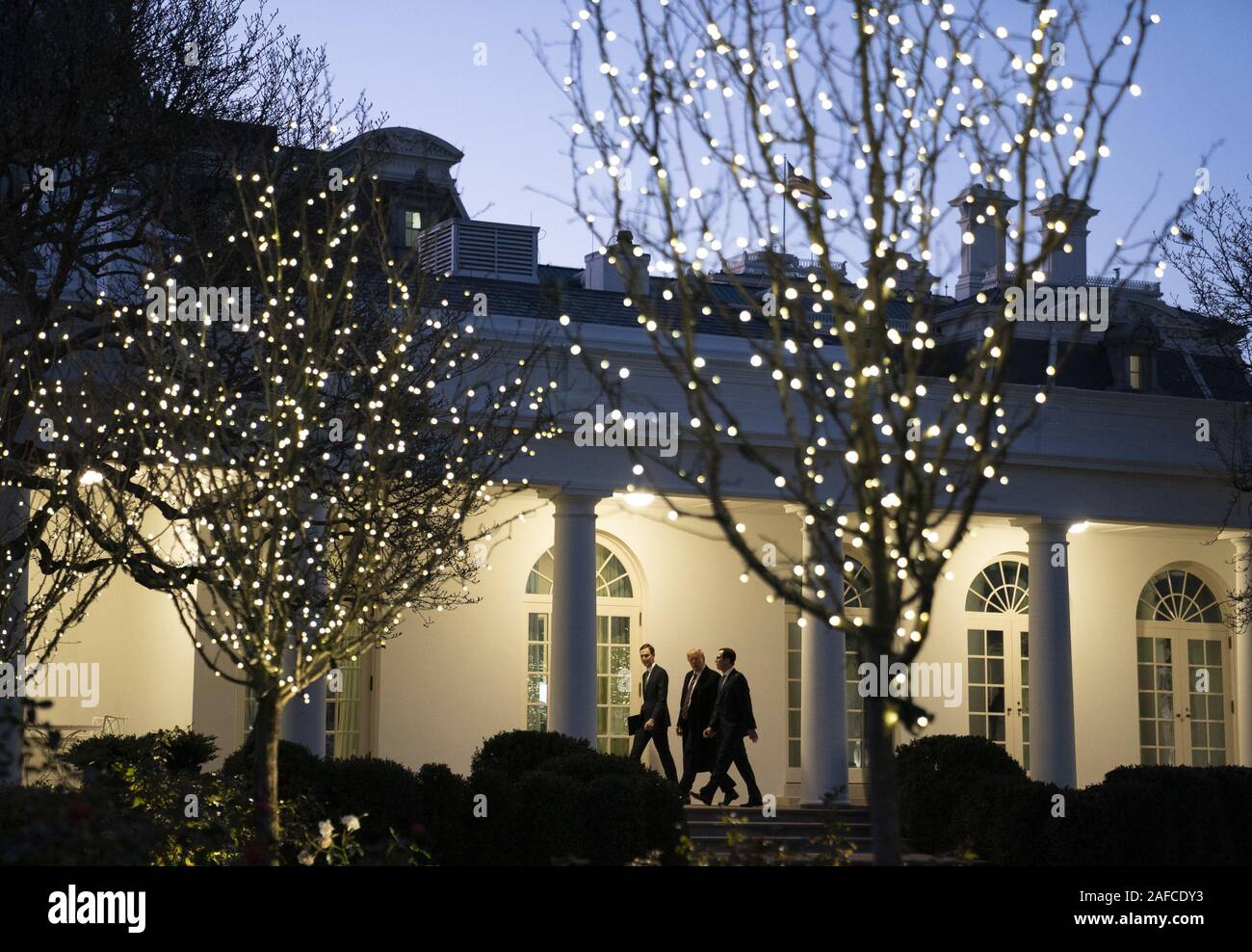 Washington, Stati Uniti d'America. Undicesimo Dec, 2019. Presidente Trump passeggiate con il Segretario del Tesoro Steven Mnuchin e Senior Advisor del Presidente Jared Kushner Martedì, Dicembre 11, 2019, lungo il colonnato della Casa Bianca Persone: Presidente Trump, Steven Mnuchin, Jared Kushner Credito: tempeste Media Group/Alamy Live News Foto Stock