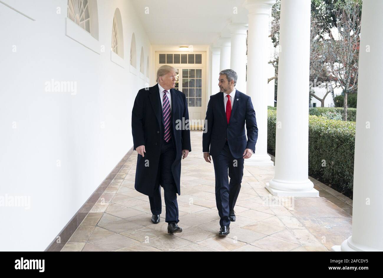 Washington, Stati Uniti d'America. Xiii Dec, 2019. Presidente Trump passeggiate con il Paraguay presidente Mario Abdo Benitez Venerdì, Dicembre 13, 2019, lungo il colonnato della Casa Bianca Persone: Presidente Trump, Paraguay presidente Mario Abdo Benitez Credito: tempeste Media Group/Alamy Live News Foto Stock