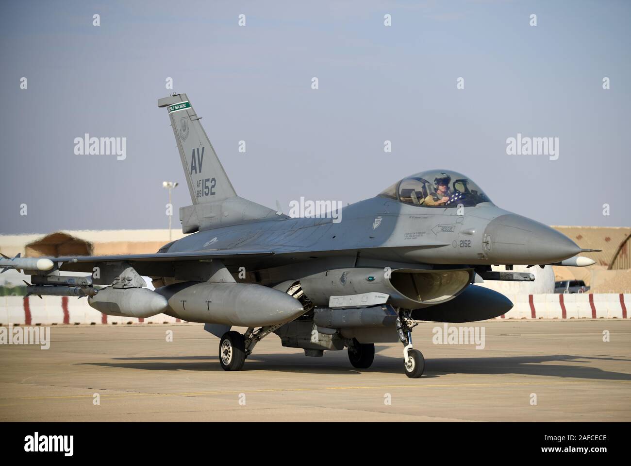 Un F-16 Fighting Falcon, assegnato all'Expeditionary 555th Fighter Squadron, si prepara a terra al Prince Sultan Air Base Dicembre 2, 2019. Il velivolo è arrivato a PSAB per testare la base è in grado di esercitare il sud-ovest Asia'Agile Combat concetti di occupazione in un ambiente distribuito. (U.S. Air Force foto di Tech Sgt. Michael Charles) Foto Stock