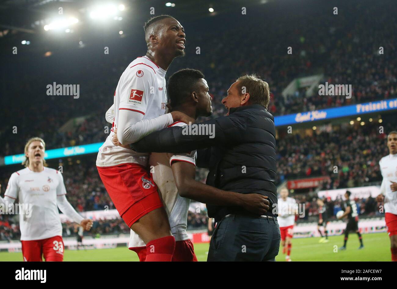 Colonia, Deutschland. Xiv Dic, 2019. firo: 14.12.2019, calcio, stagione 2019/2020, 1.Bundesliga 1.FC Colonia Koln - Bayer Leverkusen 2: 0 Jhon Cordoba, giubilo dopo obiettivo per 1: 0 sulla parte superiore del Kingsley Ehizibue e manager di destra Horst Heldt | Utilizzo di credito in tutto il mondo: dpa/Alamy Live News Foto Stock