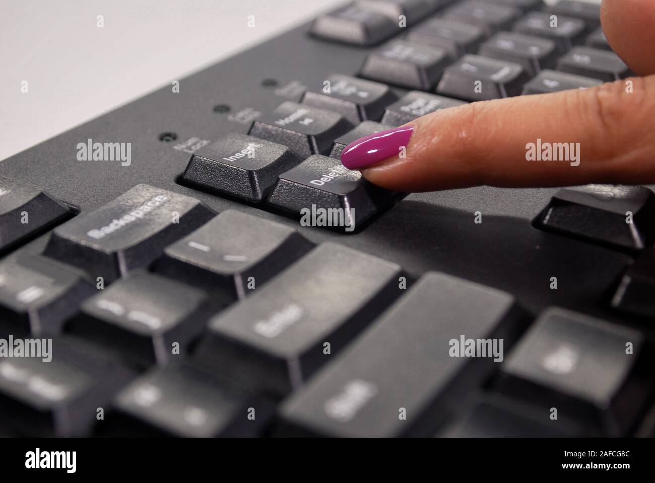Le mani sono nero premendo i pulsanti della tastiera, il funzionamento  della tastiera Foto stock - Alamy