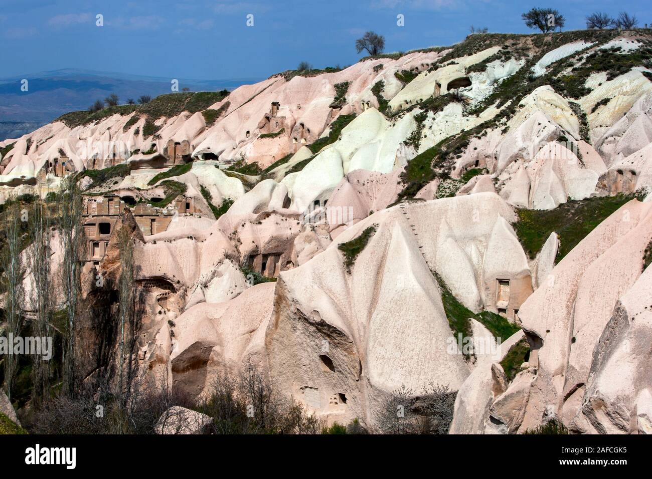 Una sezione della coloratissima Pigeon Valley a Uchisar nella regione della Cappadocia della Turchia. Abbandonata la grotta antica case può essere visto nelle scogliere. Foto Stock