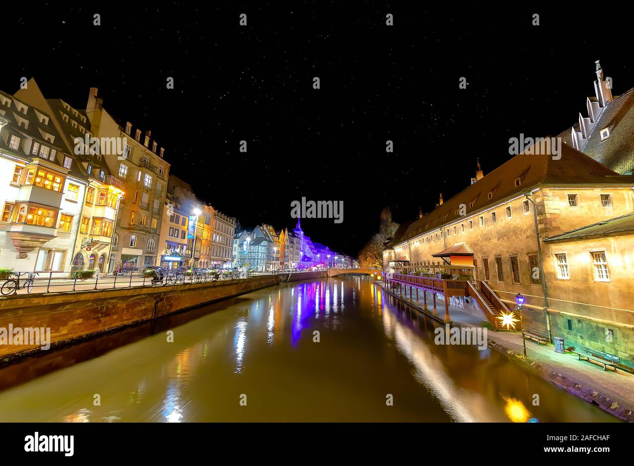 Vista sulla città di Strasburgo di notte, Alsazia, Francia Foto Stock Vista sulla città di Strasburgo di notte, Alsazia, Francia Foto Stock