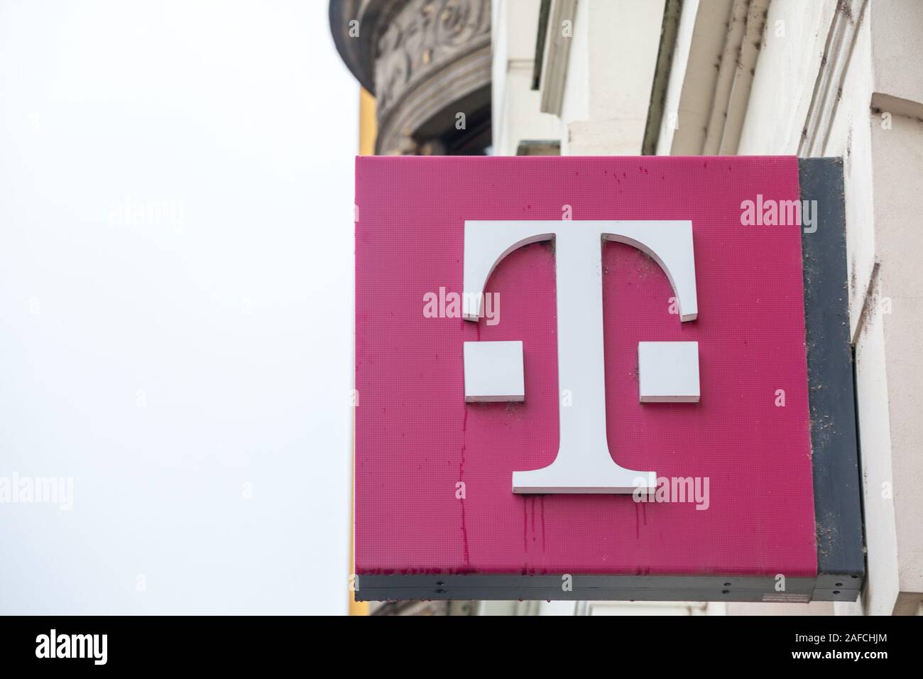 BRNO, Repubblica Ceca - 5 Novembre 2019: T Mobile Logo sul loro negozio principale di Brno. T-Mobile, è uno dei principali di un operatore di rete mobile in Ungheria appartenenti Foto Stock