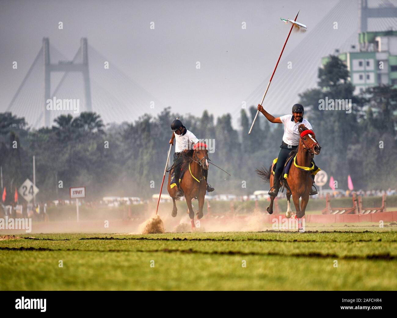 I comandanti di sfoggiare la loro abilità con un militare di cavalli durante il Vijay Diwas ( La Giornata della Vittoria) la celebrazione in Kolkata.est comando esercito celebrare Vijay Diwas ( La Giornata della Vittoria) che è il 16 dicembre per commemorare Indian Forze Armate vittoria sul Bangladesh Guerra di Liberazione lungo con il Bangladesh esercito contro il Pakistan nell'anno 1971. Foto Stock