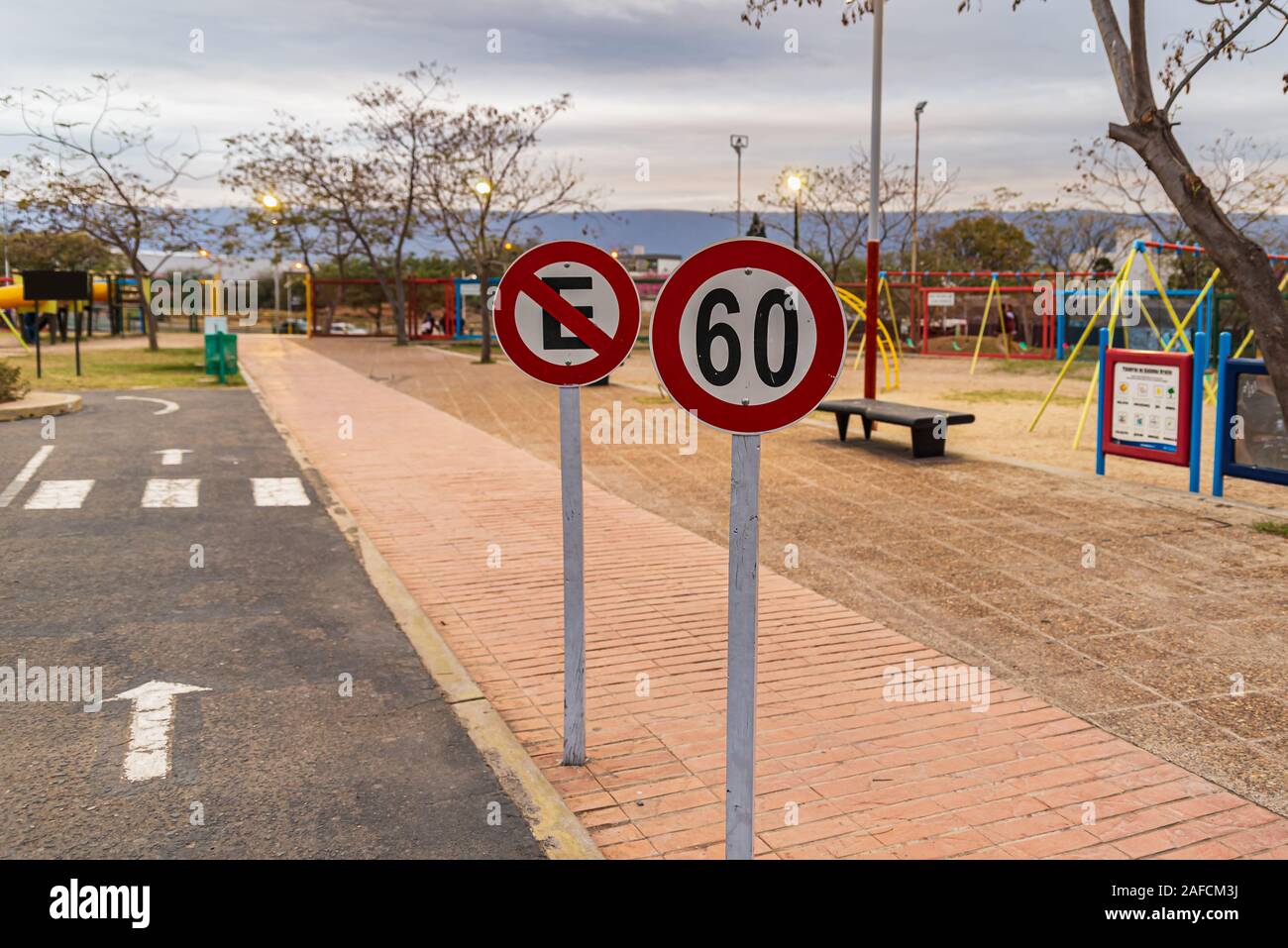 Unità di formazione per i bambini. Traffico esperienza educativa - area di esercitazione per i bambini. Mini auto road, segnaletica stradale e semaforo. Foto Stock