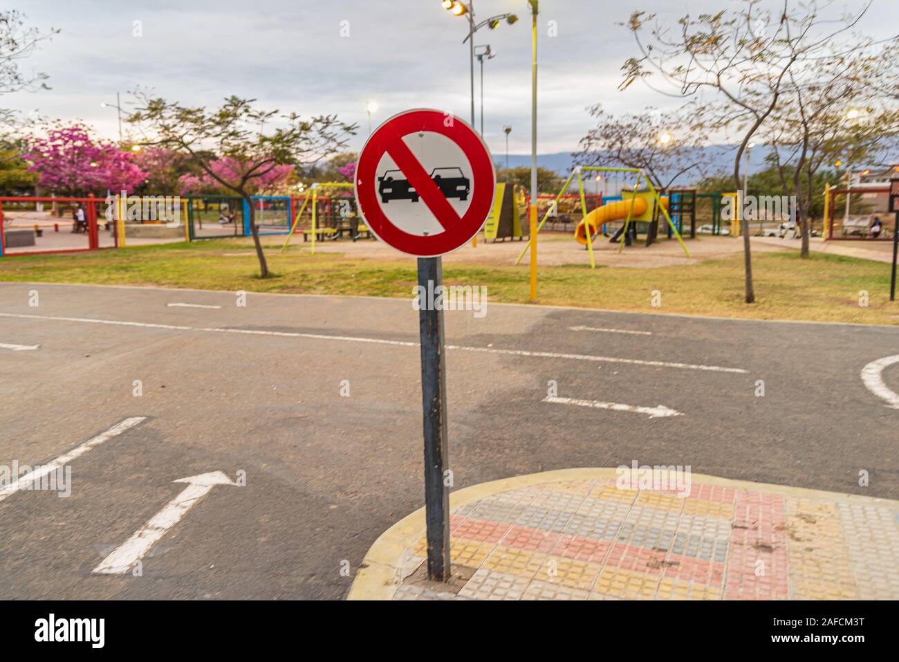 Unità di formazione per i bambini. Traffico esperienza educativa - area di esercitazione per i bambini. Mini auto road, segnaletica stradale e semaforo. Foto Stock