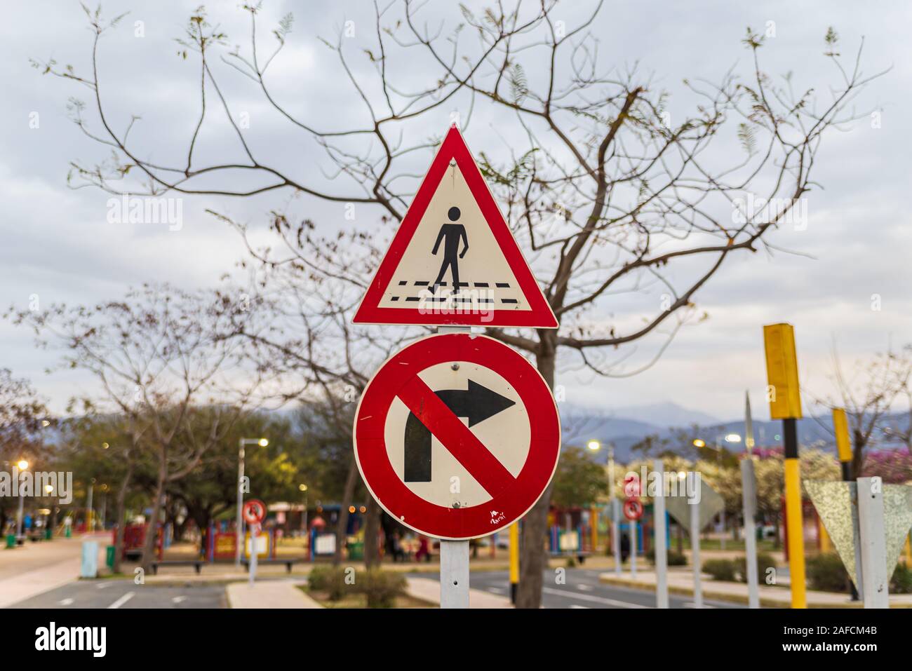 Unità di formazione per i bambini. Traffico esperienza educativa - area di esercitazione per i bambini. Mini auto road, segnaletica stradale e semaforo. Foto Stock