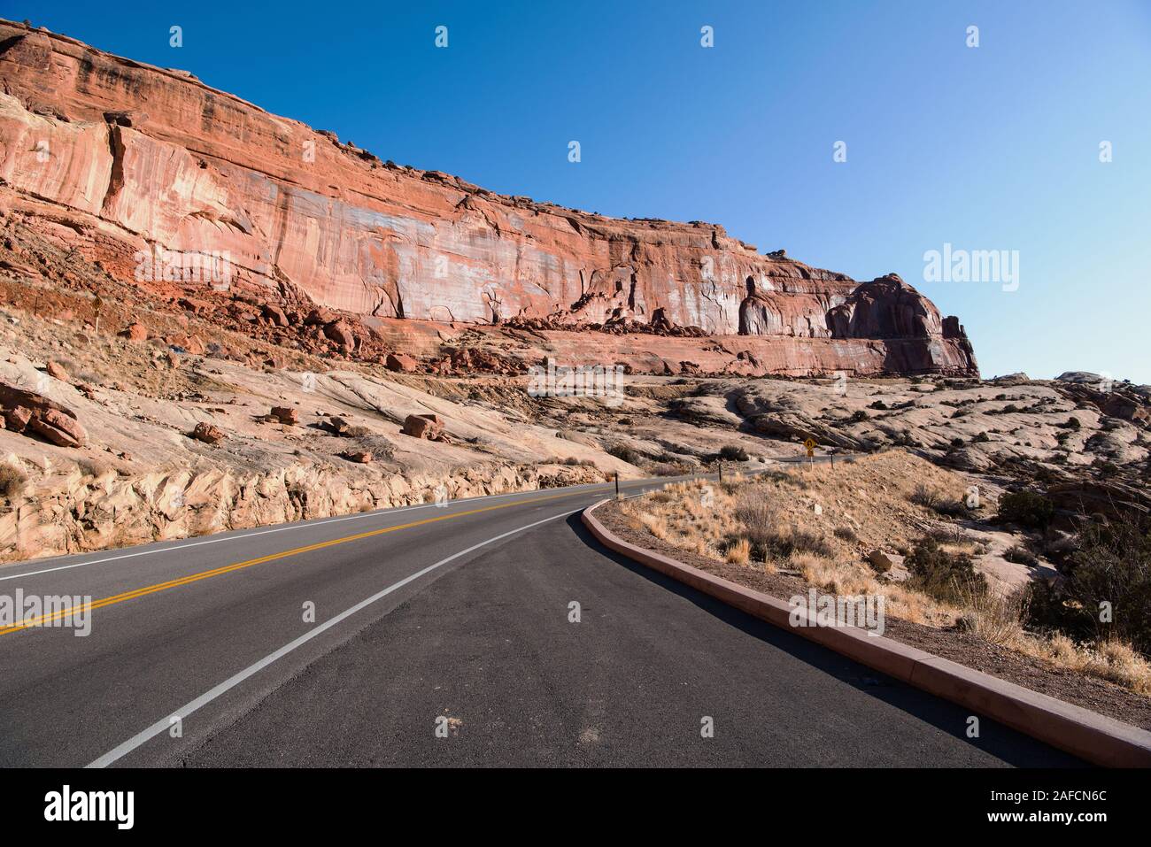 Falesia verticale vicino all'ingresso al Parco Nazionale di Arches, Utah, Stati Uniti d'America Foto Stock