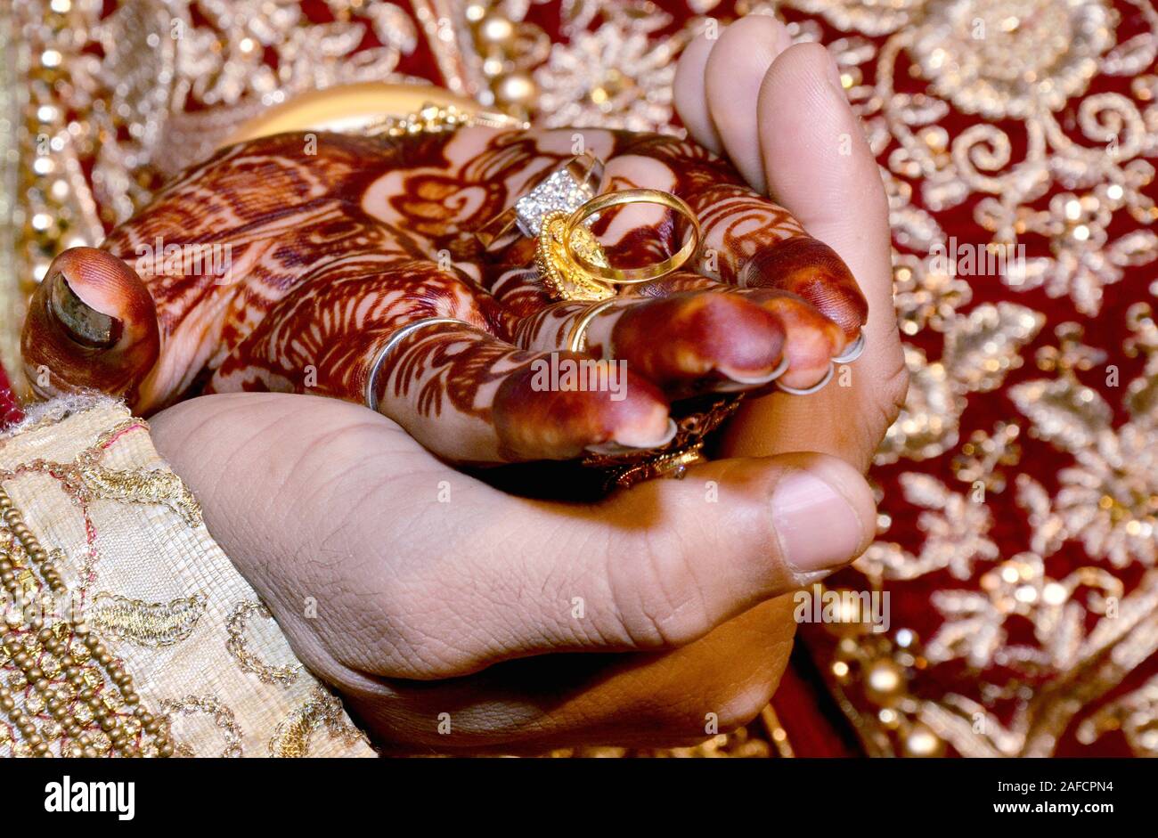Un indiano si sposa e lo sposo tenendo le mani con anello durante un Indù rituale di nozze Foto Stock Un indiano si sposa e lo sposo tenendo le mani con anello durante un Indù rituale di nozze Foto Stock