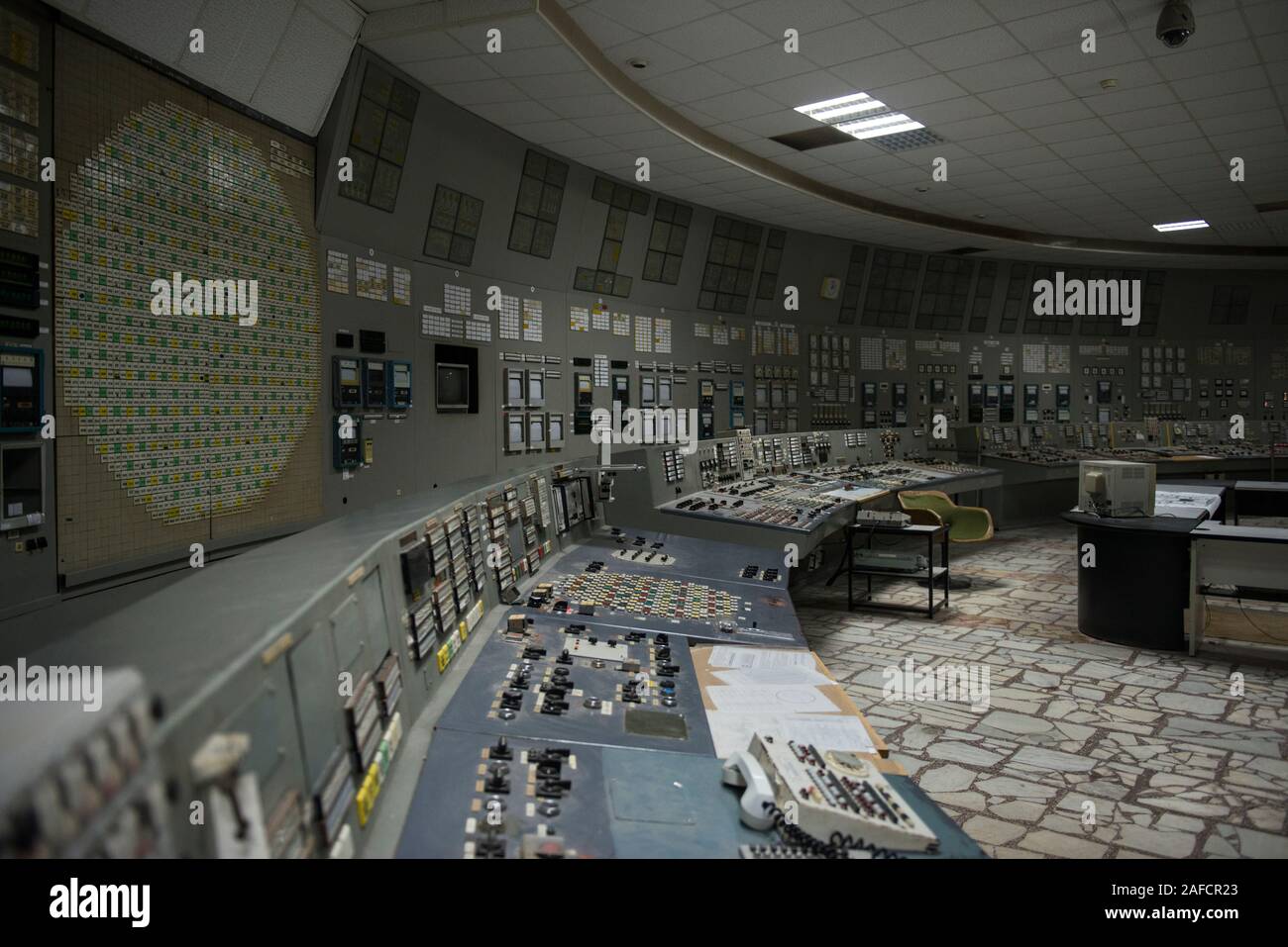La sala di controllo della centrale di Chernobyl il reattore 2 con la sua originale le schermate del display e pannelli di pulsanti di comando. Centrale nucleare di Cernobyl Chernobyl Ivankiv Raion, Oblast di Kiev, Ucraina, Europa Foto Stock