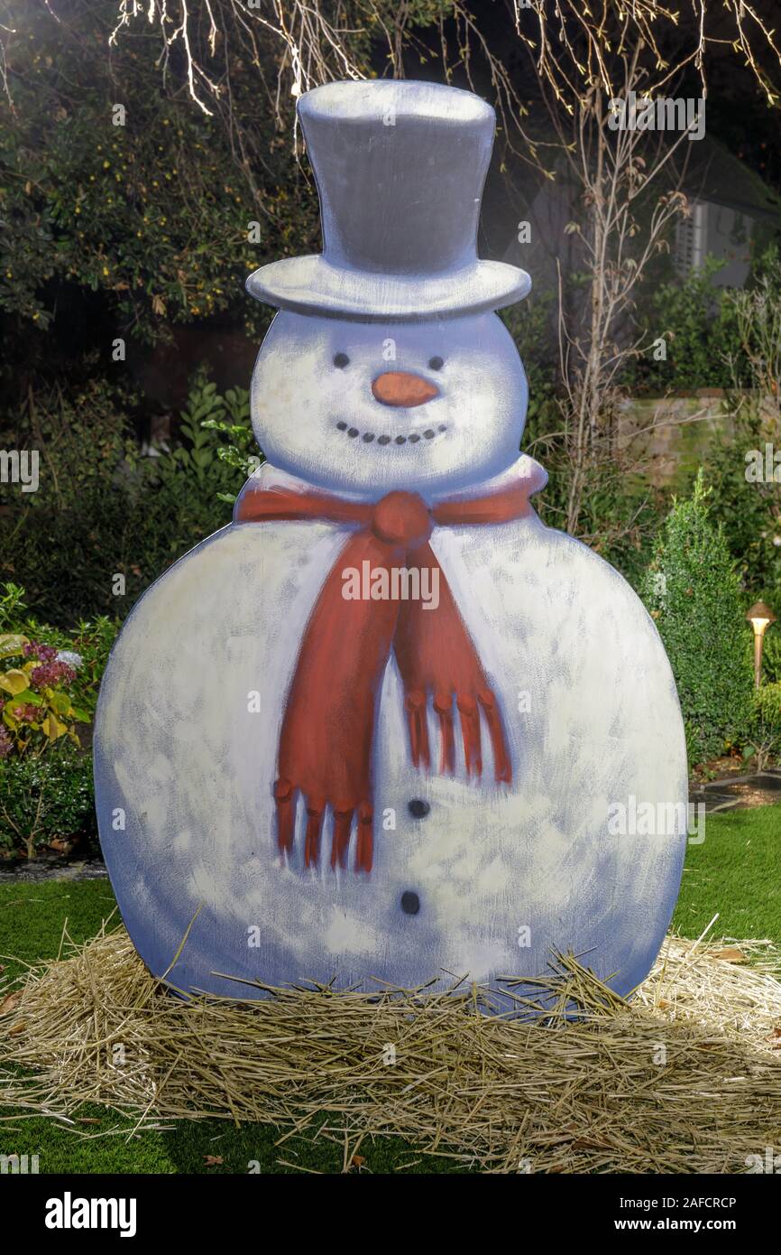 Pupazzo di neve al di fuori di edificio residenziale Foto Stock