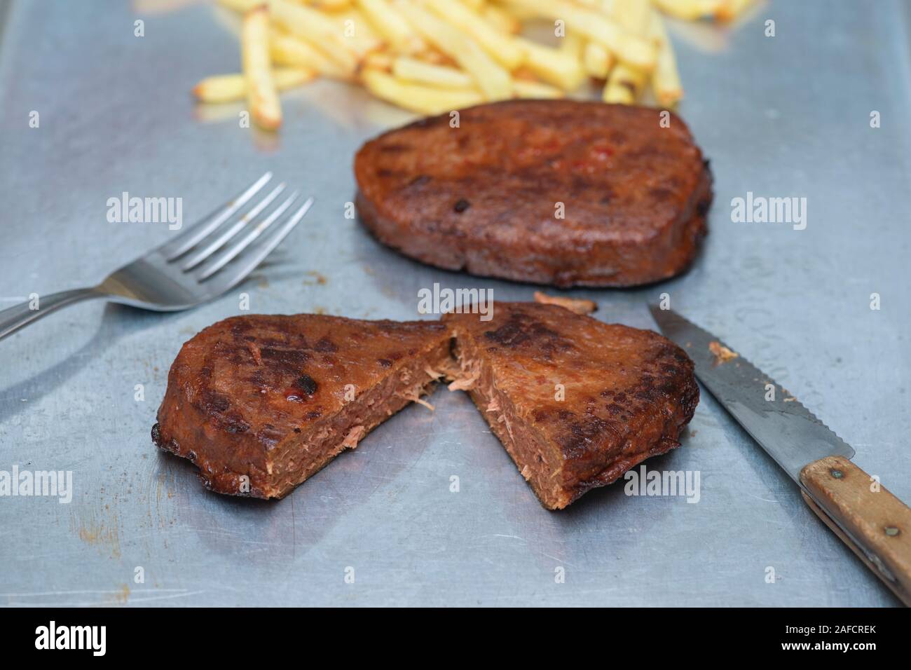Bistecca di Vivera. Vegan bistecca e patatine fritte. Impianto basato carne alternativa gratuita fatta da soia reidratata e proteina di frumento Foto Stock