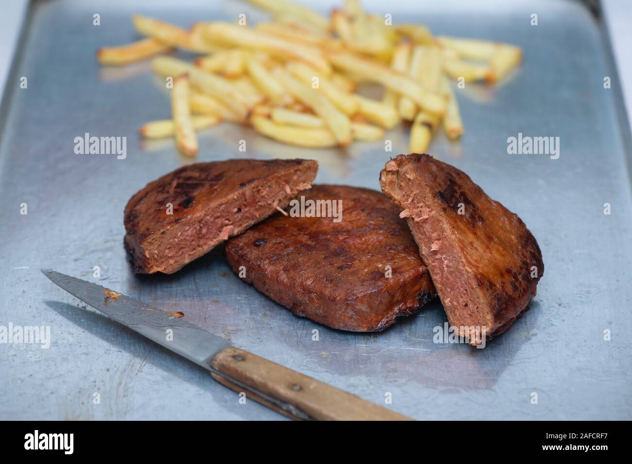 Bistecca di Vivera. Vegan bistecca e patatine fritte. Impianto basato carne alternativa gratuita fatta da soia reidratata e proteina di frumento Foto Stock