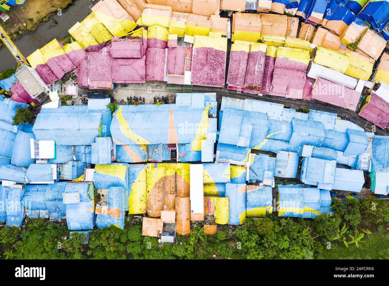 Vista da sopra, splendida vista aerea dell'Arcobaleno il villaggio è anche noto come Jodipan o Kampung Wisata Jodipan. Foto Stock