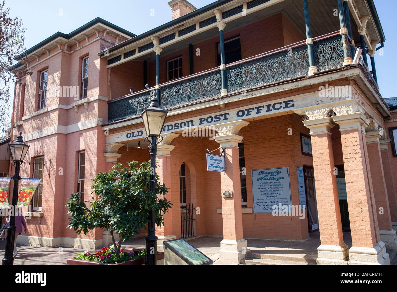 Città di Windsor a nord di Sydney, nel nuovo Galles del Sud, Australia, e l'edificio storico dell'Old Windsor Post Office Foto Stock
