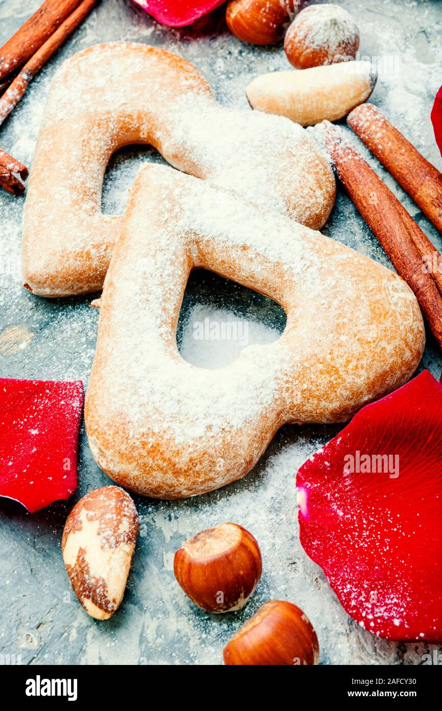 Cottura in forno a forma di cuore i cookie per il giorno di san valentino Foto Stock