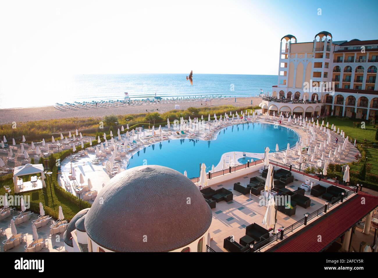 OBZOR, BULGARIA - Agosto 18, 2019: vista mare, piscina e terrazze di Riu Helios Hotel in Obzor Beach Resort, Bulgaria, su una soleggiata mattina d'estate. Foto Stock