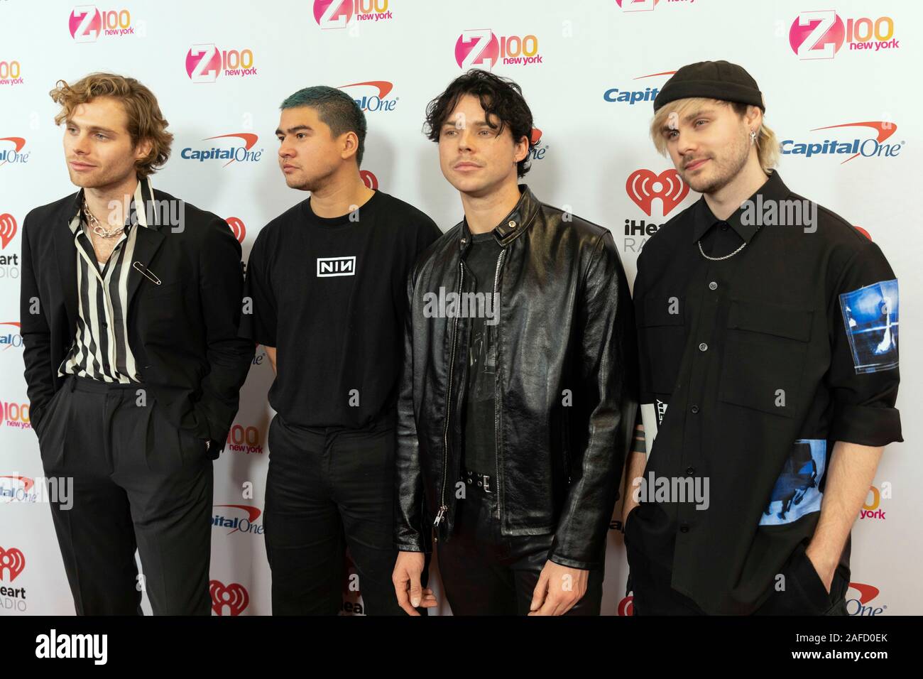 5 secondi di estate Luca Hemmings, Calum cofano Ashton Irwin e Michael Clifford sul tappeto rosso al Z100 iHeartRadio FM Jingle Ball presentato dalla capitale uno a New York Foto Stock