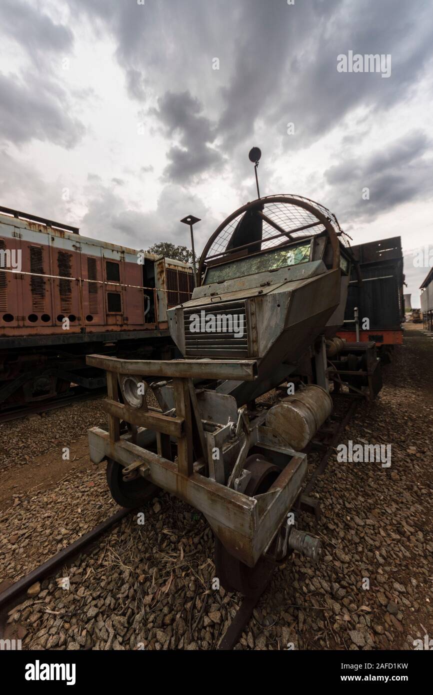 Zimbabwe. Il museo ferroviario a Bulawayo. Un camion Rhodesian 'Cougar' protetto da miniera, convertito per uso ferroviario. Usato per le missioni di pattuglia durante la 'Guerra di Bush'/'Chimurengaa' degli anni '70 in Rhodesia/Zimbabwe Foto Stock