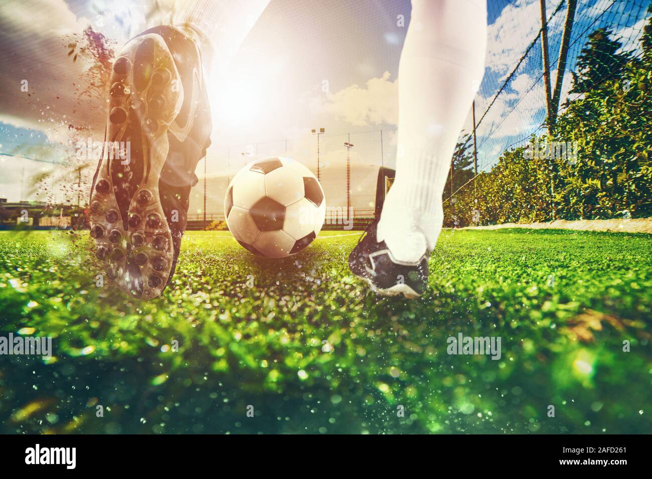 Vicino la scena al campo di calcio con una scarpa da calcio di colpire la palla durante il corso di formazione Foto Stock