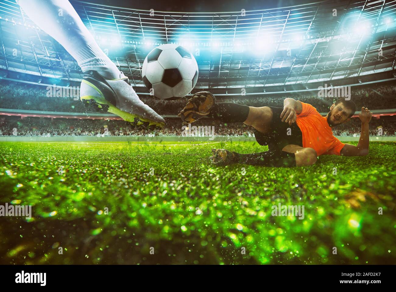 Close up di un pallone da calcio scene di azione con la concorrenza i giocatori di calcio allo stadio durante una partita di notte Foto Stock