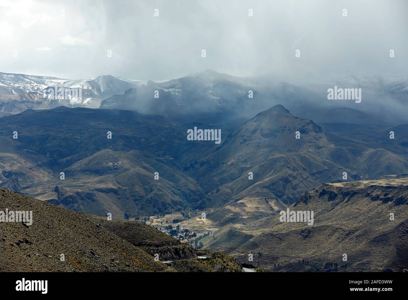 Vista della Valle di Colca, con le Ande in background. Altopiani del Perù. Foto Stock