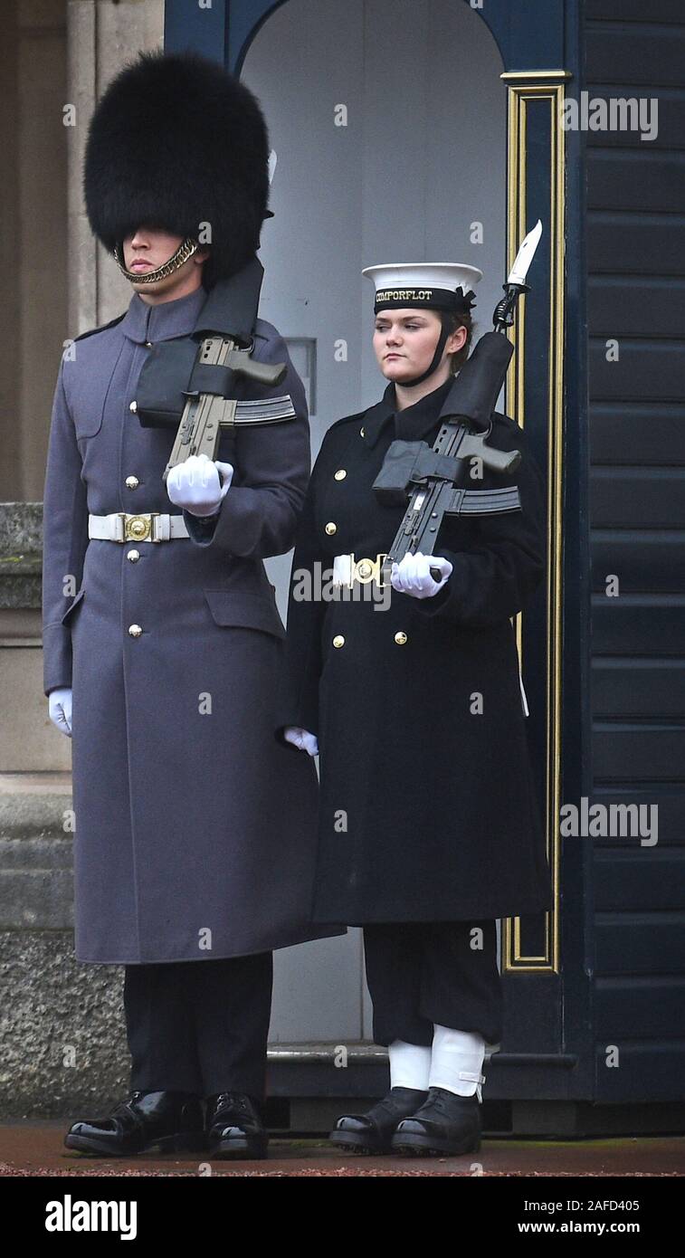 PA REVISIONE DELL'ANNO 2019 pphoto File datata 25/11/19 di un marinaio (destra) dalla Royal Navy di eseguire la cerimonia del Cambio della Guardia a Buckingham Palace di Londra, per la seconda volta nei suoi 357 anni di storia. Foto Stock