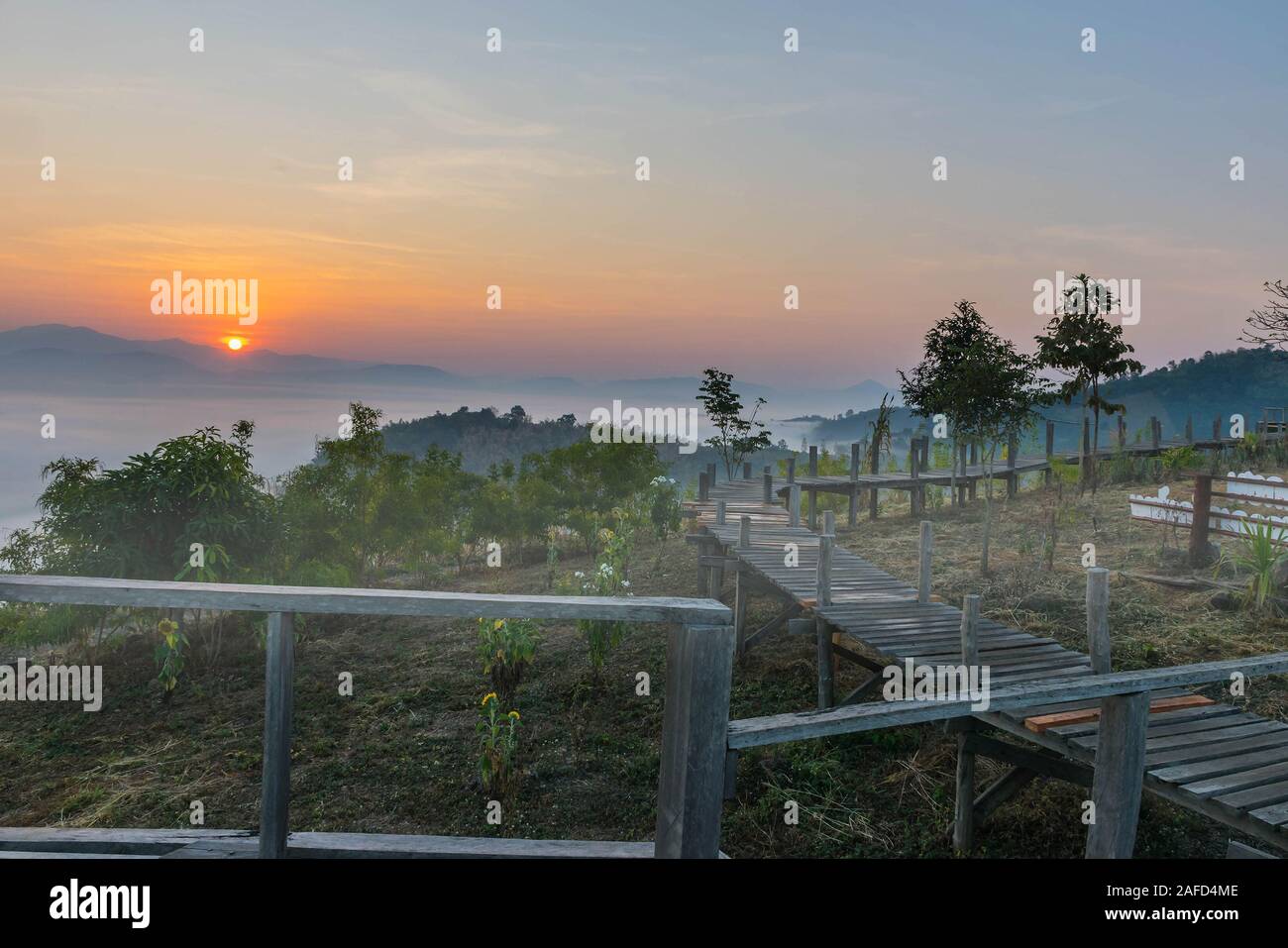 Silhouette l'alba con un di legno skywalk, la nebbia, il bellissimo cielo e cloud a Phu Lam Duan Mountain, Pak Chom distretto, Loei Provincia, Tailandia Foto Stock