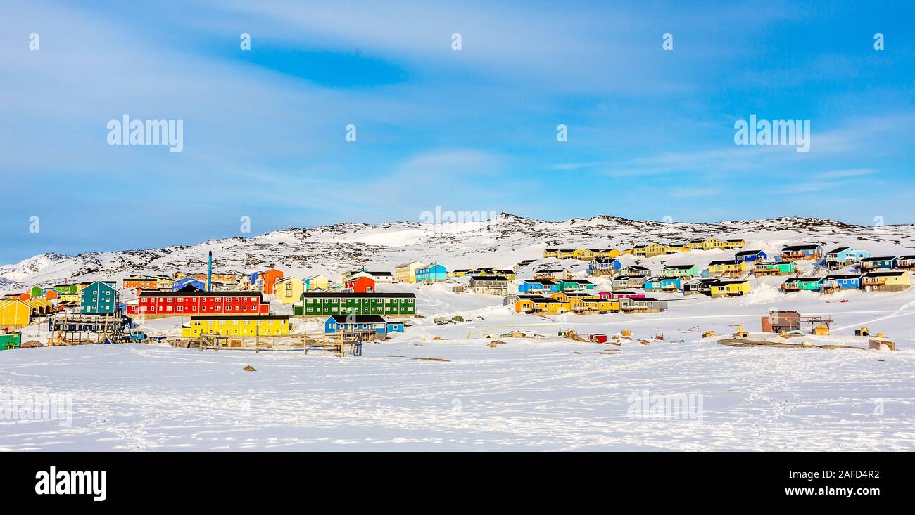 Arctic panorama del centro con coloratissime case Inuit sulle colline rocciose coperte di neve, Ilulissat, Avannaata comune, Groenlandia Foto Stock