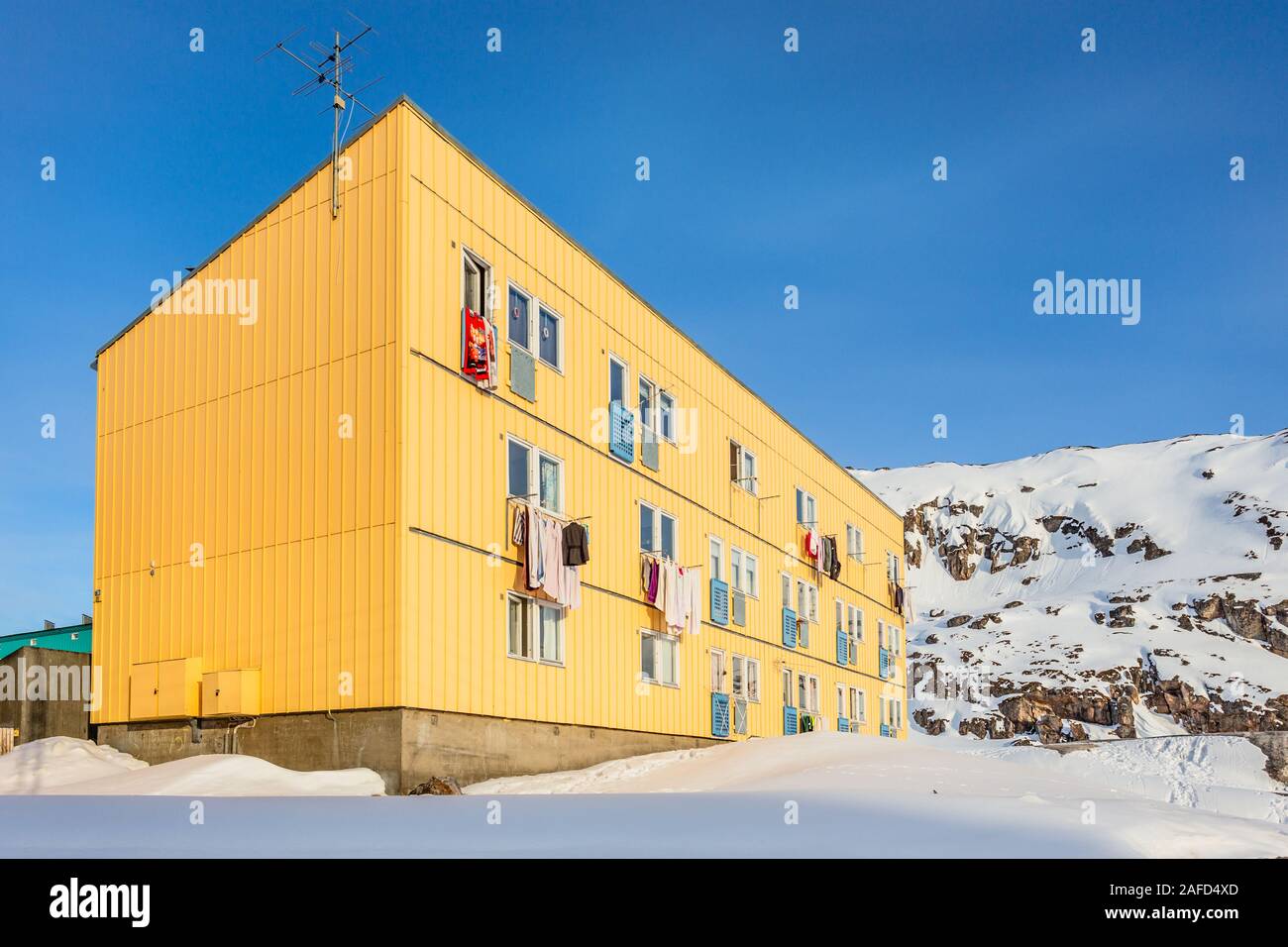 Arctic vivente casa residenziale con snow hill in background, città di Ilulissat in Groenlandia Foto Stock