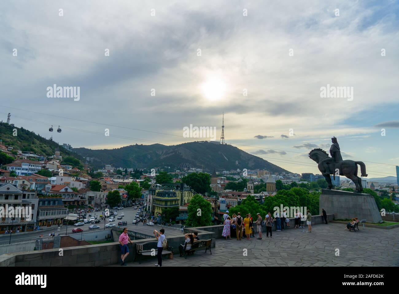 Tbilisi, Georgia, luglio 2019: Pietra statua equestre rider con spada e mano sollevata sulla sponda del fiume. Monumento a re georgiano Vakhtang Gorgasali Foto Stock