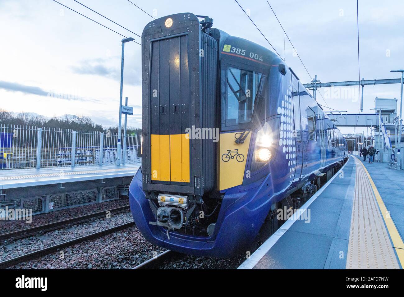 Glasgow, Scotland, Regno Unito. Il 15 dicembre 2019. Robroyston, Glasgow il sessantesimo stazione ferroviaria apre per passeggeri devono utilizzare. Il primo treno per arrivare è stata il 0826 Glasgow Queen Street servizio di alto livello ad Aberdeen. Questa stazione senza personale è situato vicino al Glasgow Nord Retail Park e serve il percorso da Glasgow Queen Street di Edimburgo attraverso Cumbernauld e si trova tra Springburn e Stepps. Credito: Garry Cornes/Alamy Live News Foto Stock