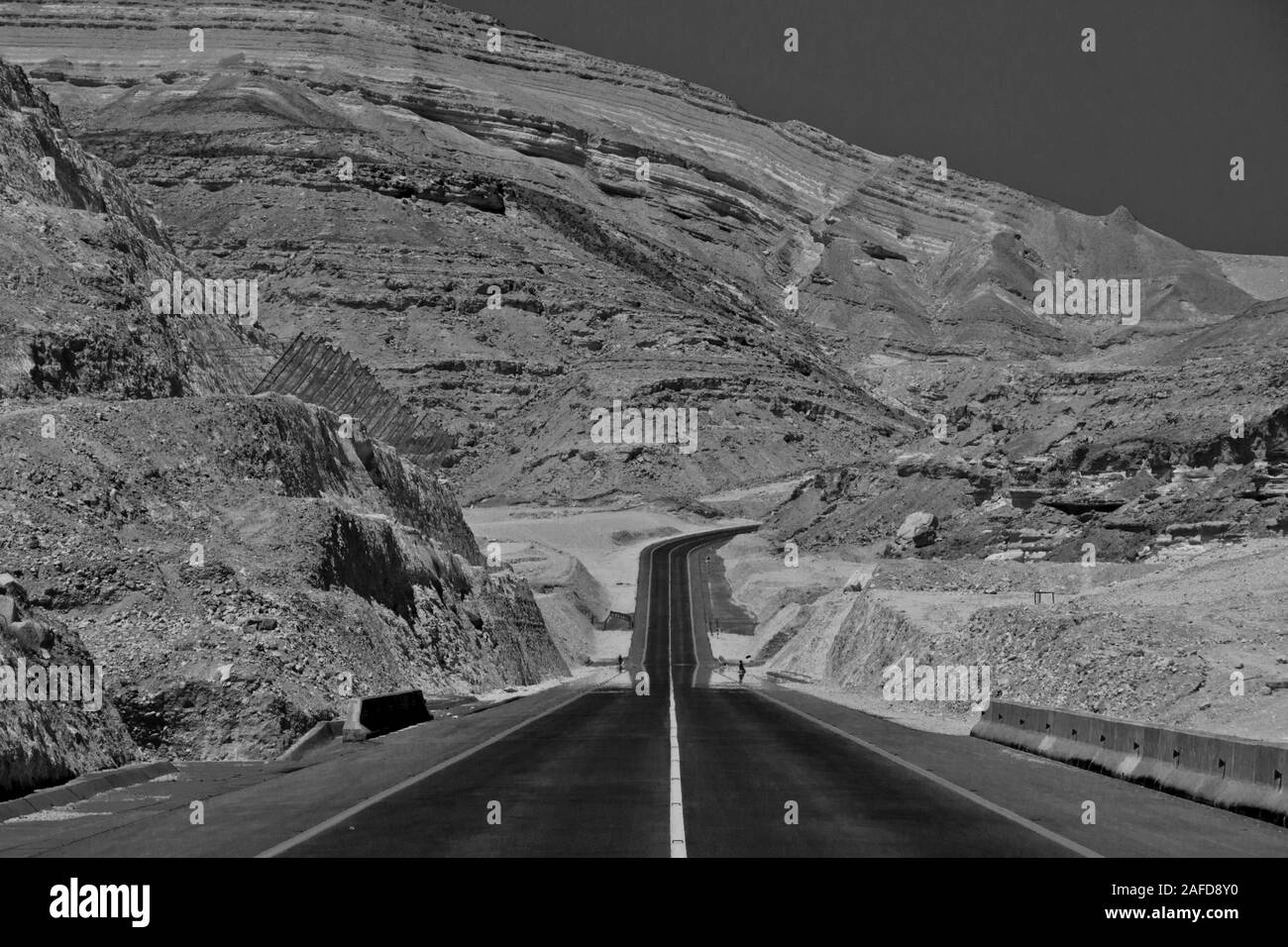 Autostrada a distanza nei deserti del sud dell'Oman Foto Stock