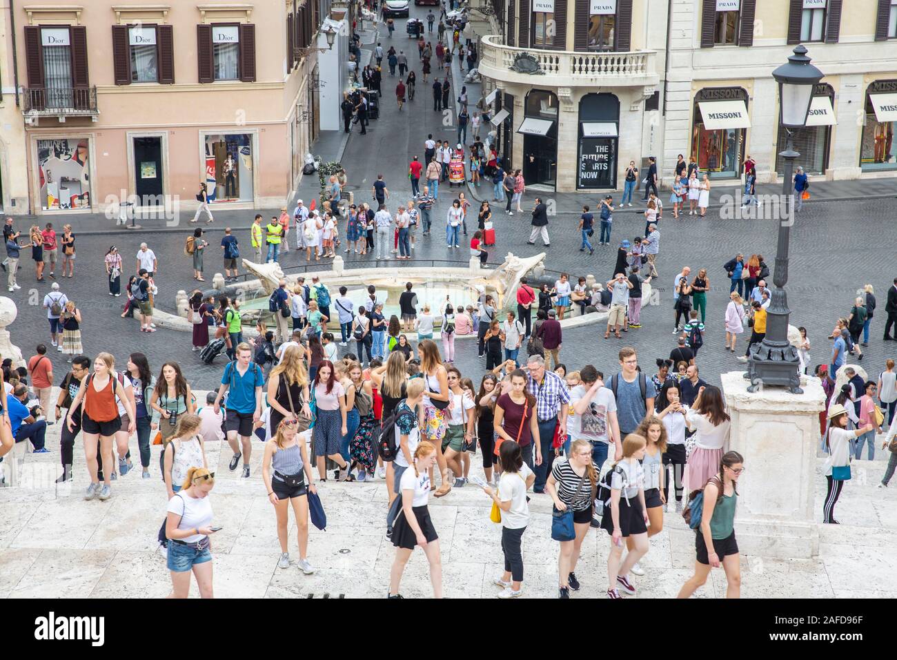 Piazza Di Spgna e Scalinata di piazza di Spagna a Roma centro, popolare con i turisti andand ai visitatori di questa pietra miliare romano,Italia Foto Stock