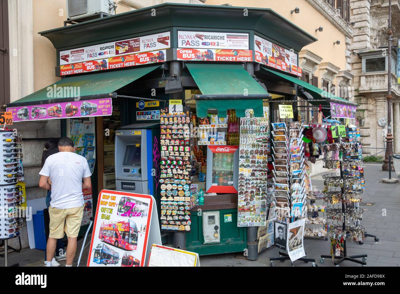 Uomo accanto a edicola Negozio in Roma centro città,Lazio,l'Italia dove le cartoline e riviste può essere acquistato Foto Stock