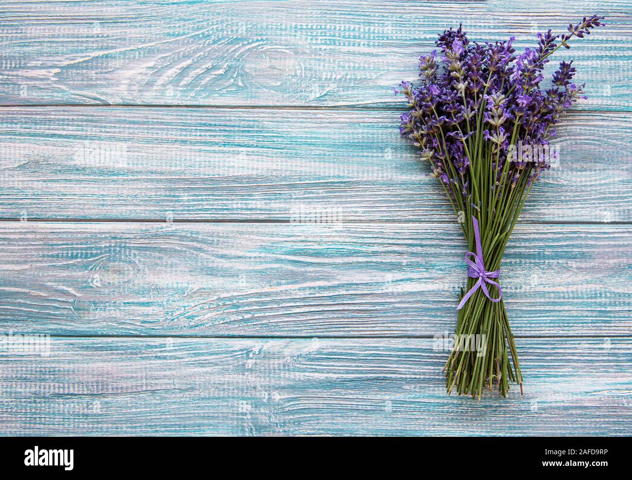 fiori di lavanda fresca e secca su sfondo di legno rustico Stock Photo