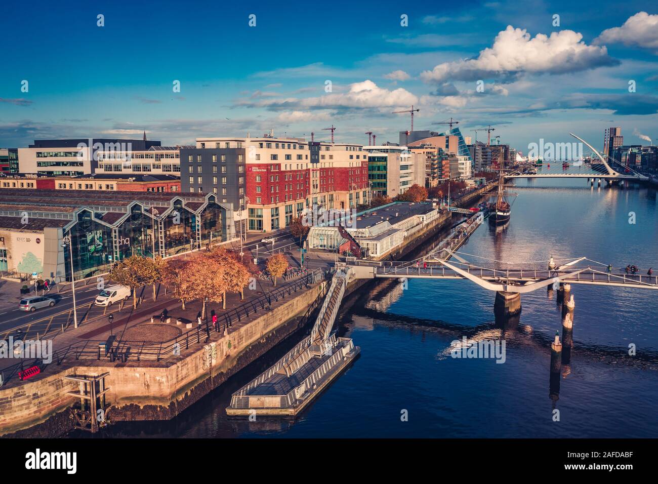 Antenna di città di Dublino vista sul fiume Liffey .Samuel Beckt e Sean O'Casey Bridge Foto Stock