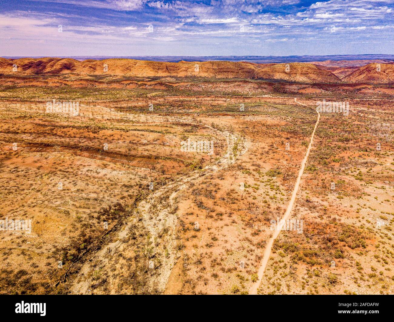 Vista aerea che circonda la gola di Serpentine nella catena montuosa occidentale di MacDonnell, territorio del Nord, Australia Foto Stock