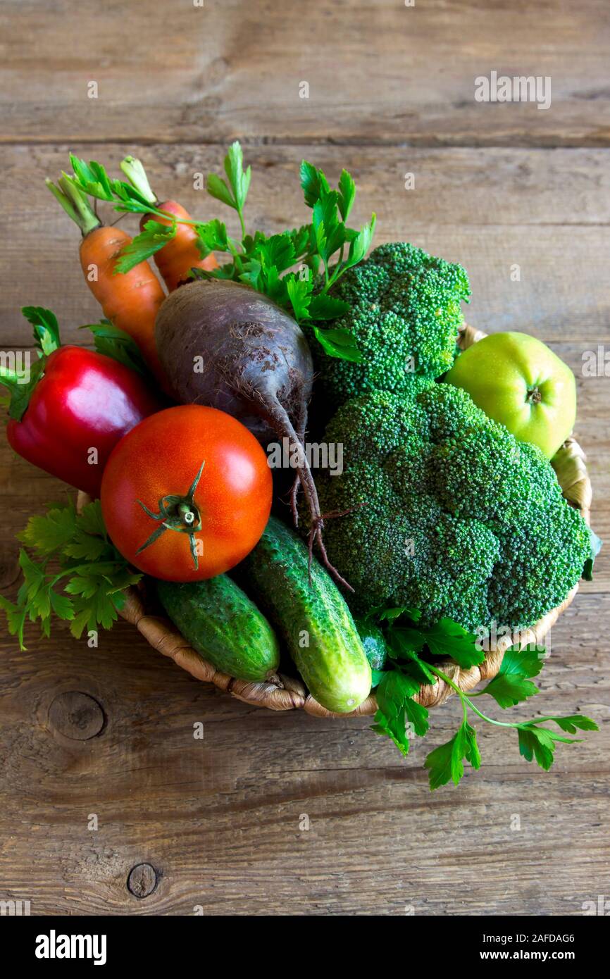 Ortaggi e frutti sul tavolo di legno, vista dall'alto. Varie materie ortaggi sani, dieta e detox concetto, pulire mangiare ingredienti. Foto Stock