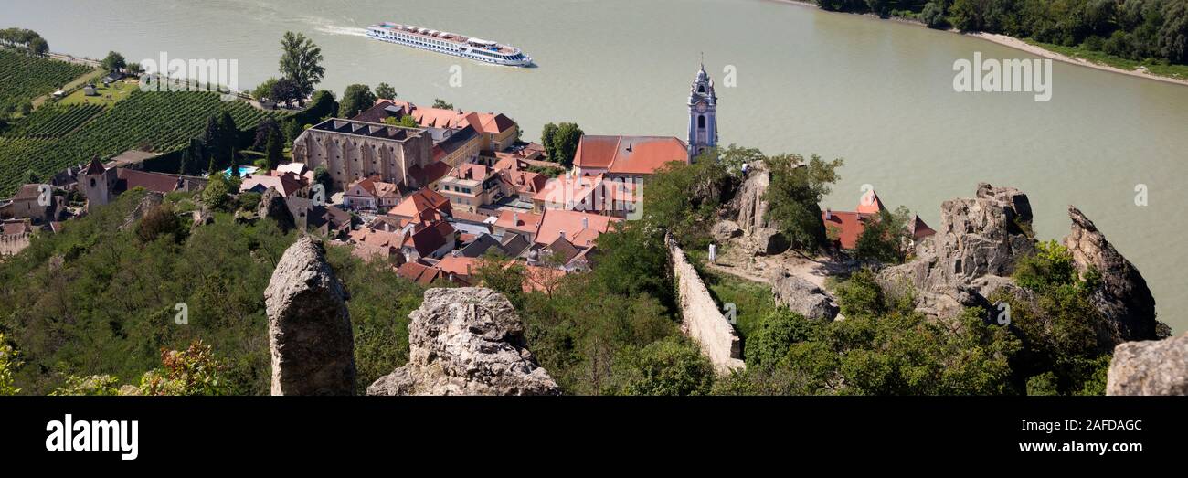 Vista da sopra per Abbey Dürnstein, Dürnstein, fiume Danubio, Wachau, Austria superiore, Austria, Europa Foto Stock