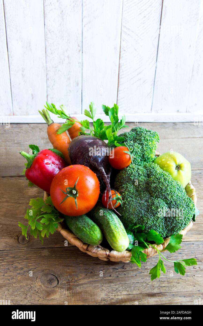 Ortaggi e frutti sul tavolo di legno, copia dello spazio. Varie materie ortaggi sani, dieta e detox concetto, pulire mangiare ingredienti. Foto Stock