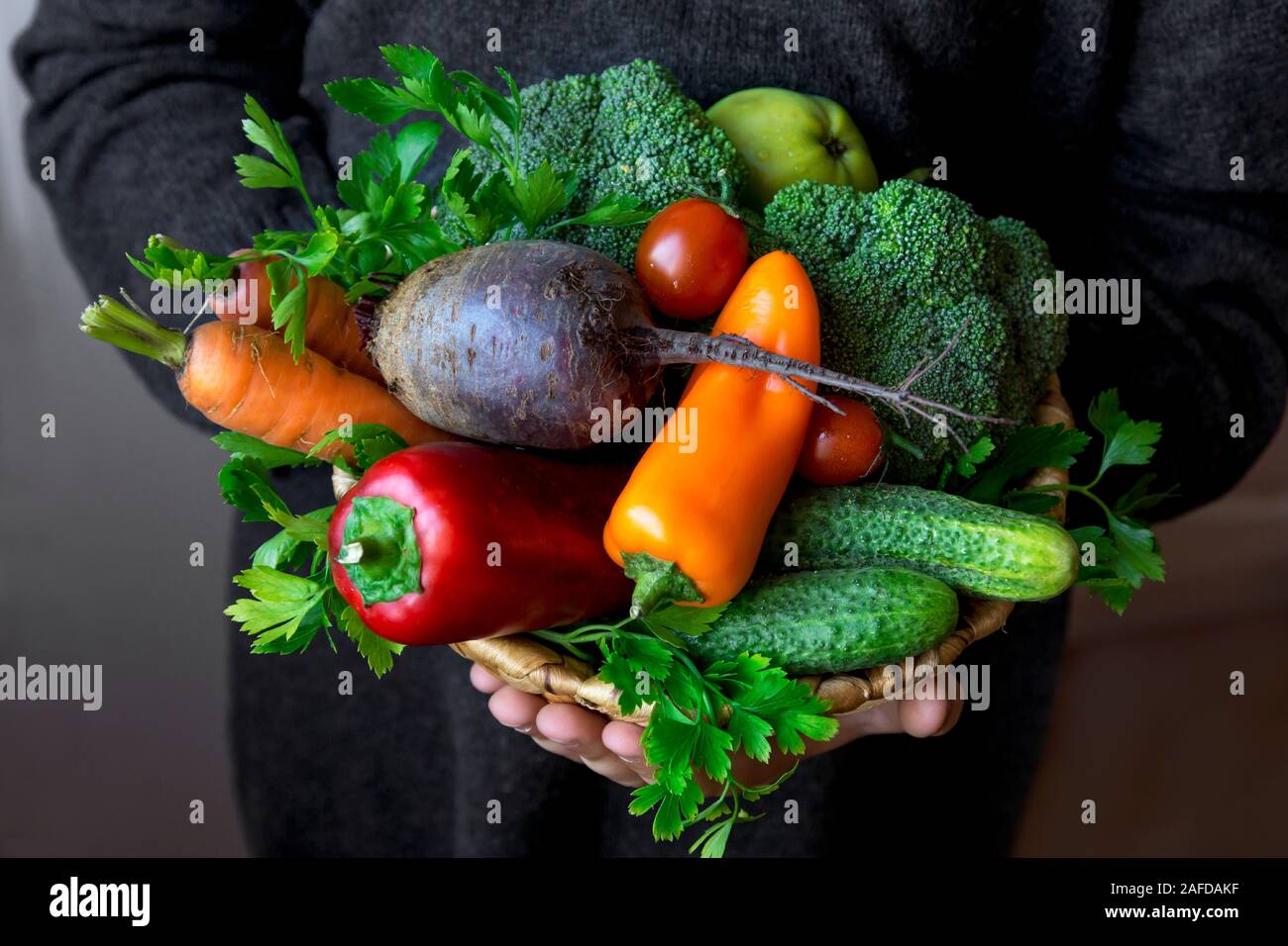 Gli ortaggi biologici nel cestello, vicino. Mani diverse materie ortaggi sani, dieta e detox concetto, pulire mangiare ingredienti. Foto Stock
