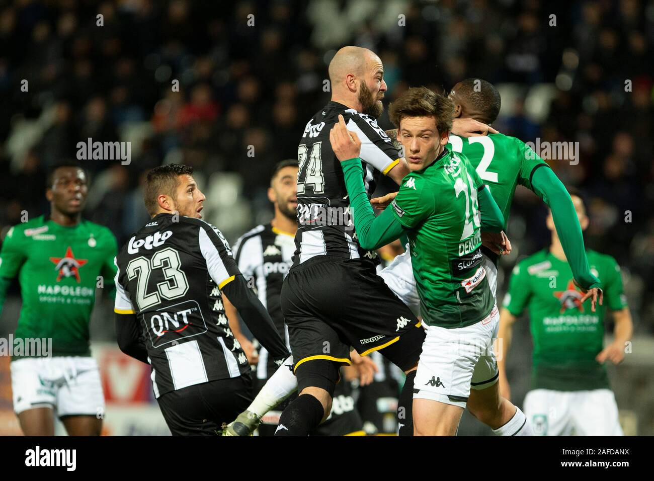 CHARLEROI, Belgio - 14 dicembre: Dorian Dessoleil di Charleroi e Calvin Dekuyper del Cercle in azione durante la Jupiler Pro League Match Day 19 tra Sporting Charleroi e Cercle Brugge su dicembre 14, 2019 in Charleroi Stade du Pays de Charleroi, B Credito: Pro scatti/Alamy Live News Foto Stock