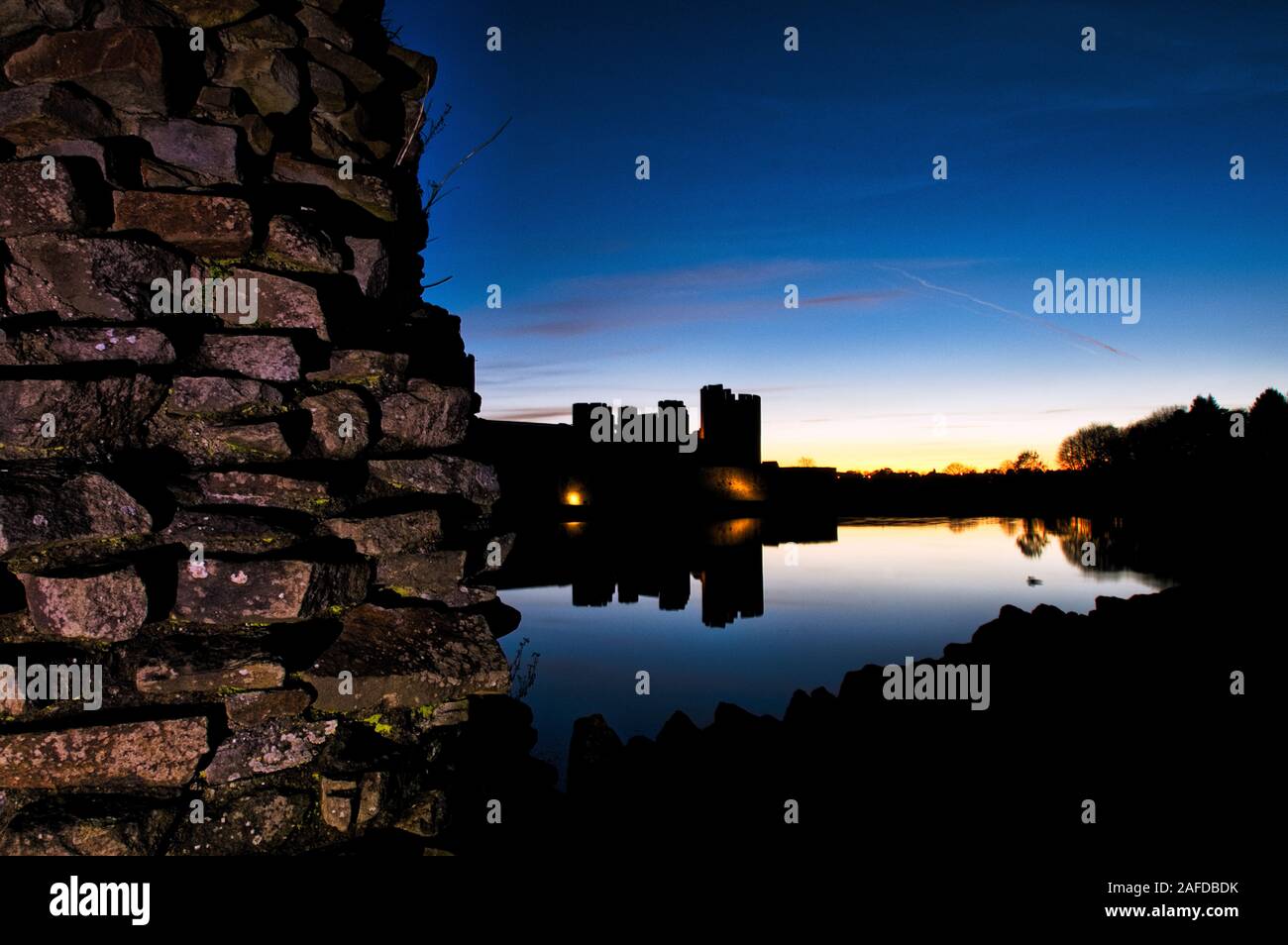 Caerphilly muro di castello e il fossato Foto Stock