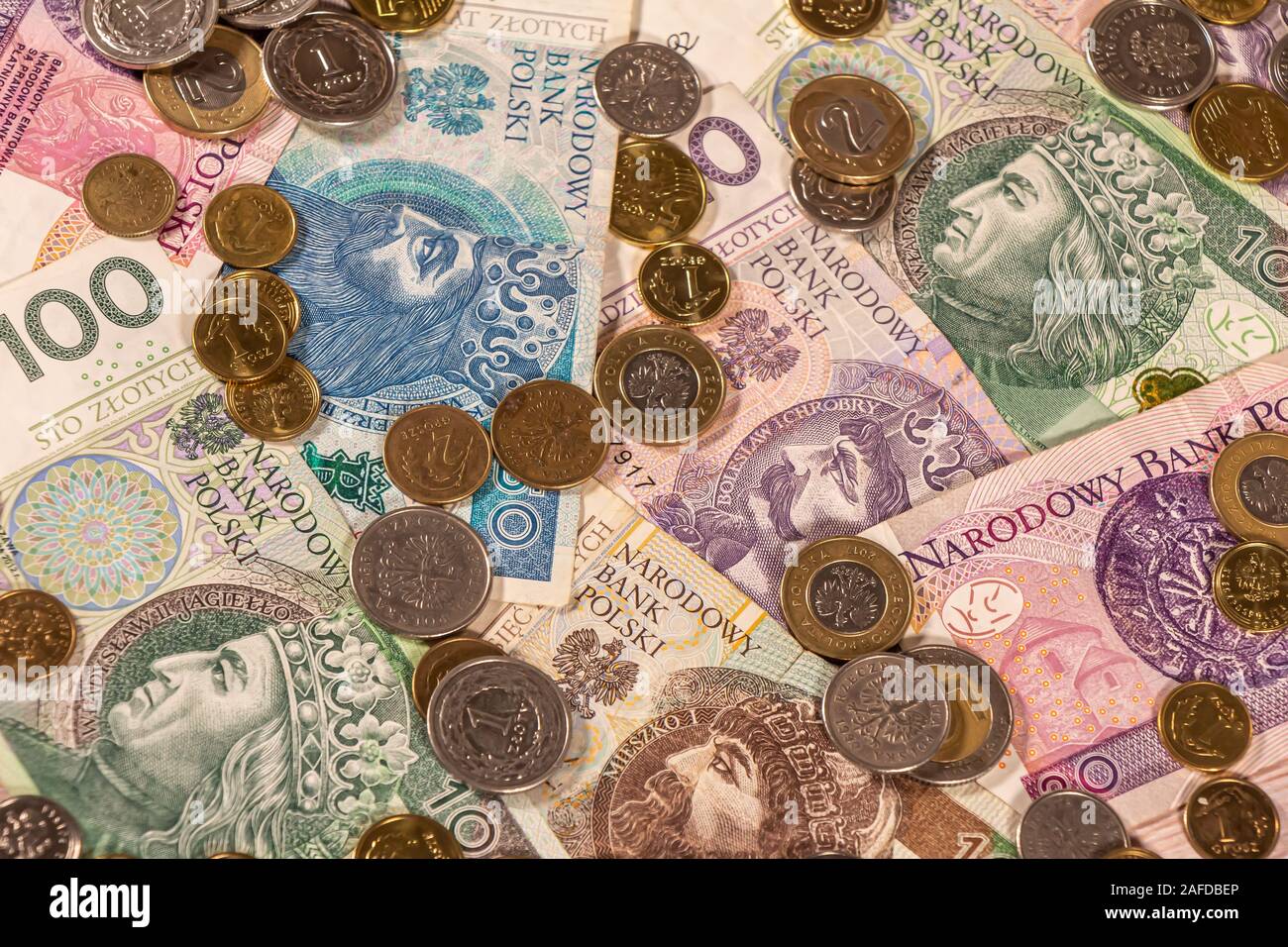 Zloty polacco. PLN banconote e monete che fornisce numerose opzioni per essere usato per illustrare argomenti come business, bancario, media, presentazioni ecc. Foto Stock