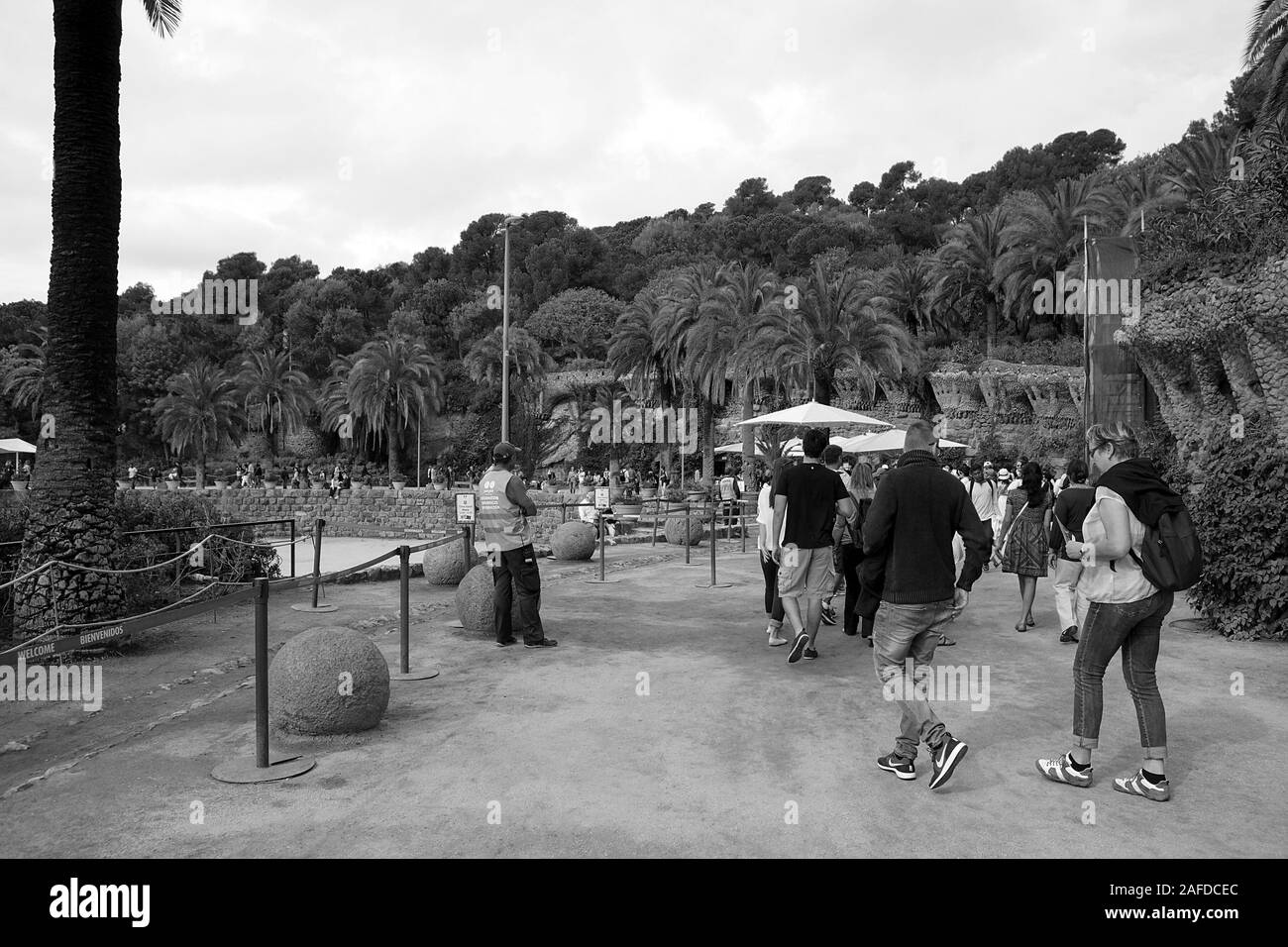 Entusiasti turisti accorsi a Parco Guell di Barcellona, visto qui in formato monocromatico. Foto Stock