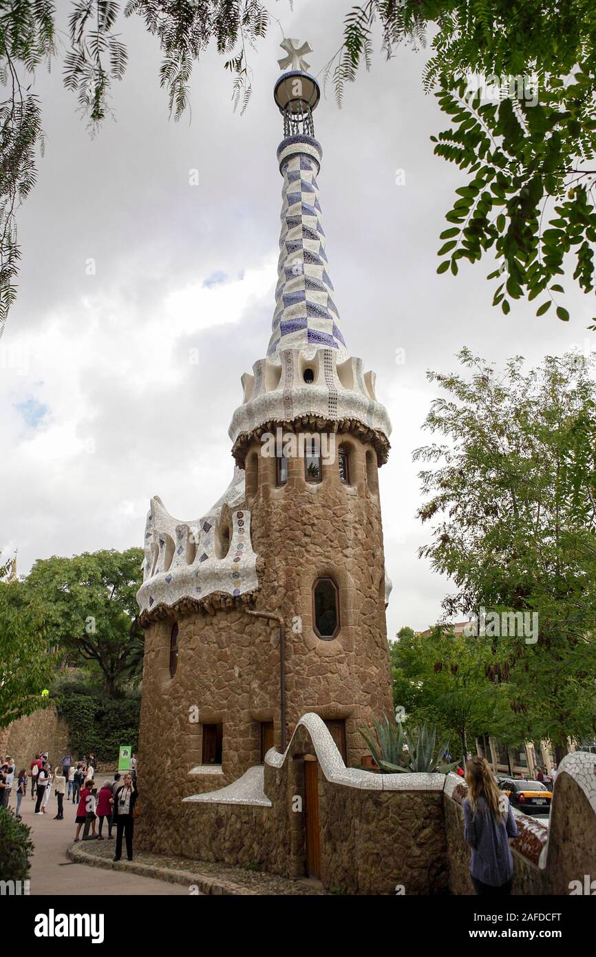 Architettura fantasiosa da architetto catalano Gaudí, visto qui al Parco Guell di Barcellona. Foto Stock