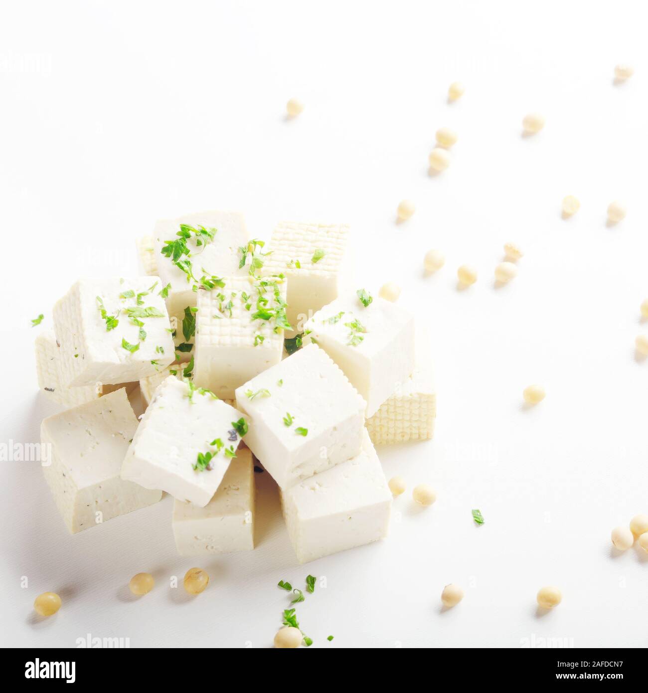 Fagiolo di Soia Curd tofu con verdi su sfondo bianco non a base di latte sostituto alternativo per formaggio Foto Stock